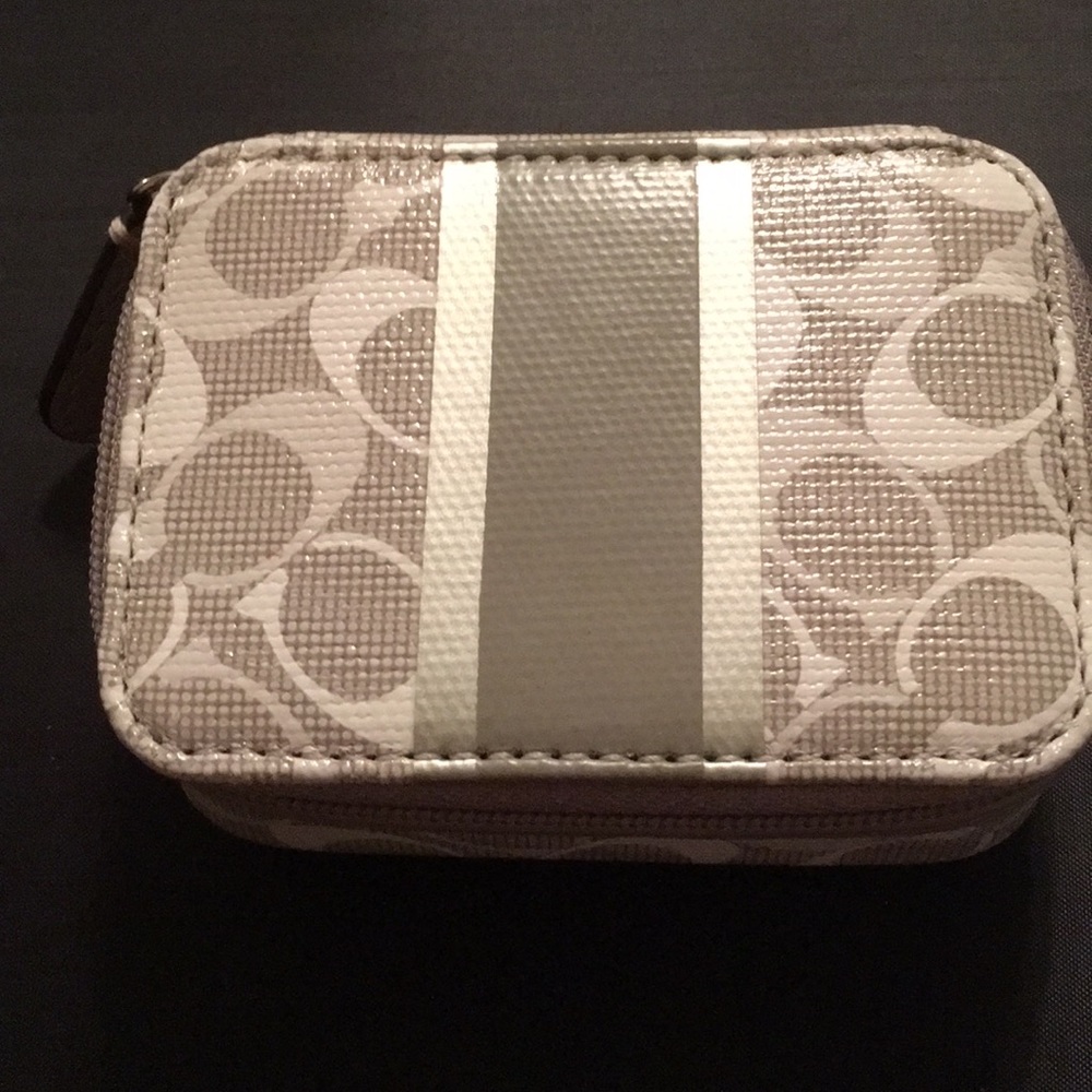 FIRM- COACH MINI PILL BOX/No pill bottles